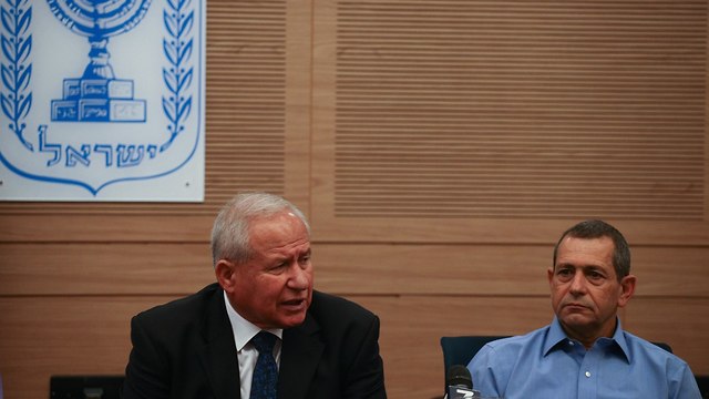 Надав Аргаман и Ави Дихтер на заседании комиссии. Фото: Охад Цвайгенберг