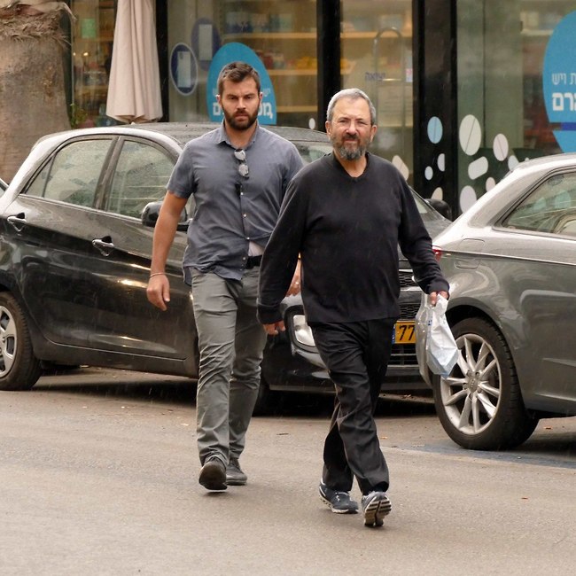 תראו איך הוא כבר רגיל אלינו (צילום: אמיר מאירי) תראו איך הוא כבר רגיל אלינו (צילום: אמיר מאירי)