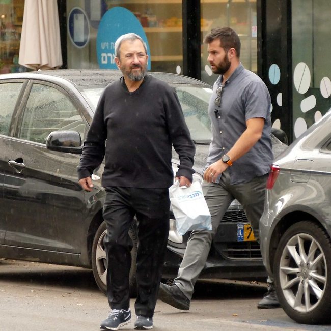 חוצה את הרחוב בחזה נפוח (צילום: אמיר מאירי) חוצה את הרחוב בחזה נפוח (צילום: אמיר מאירי)