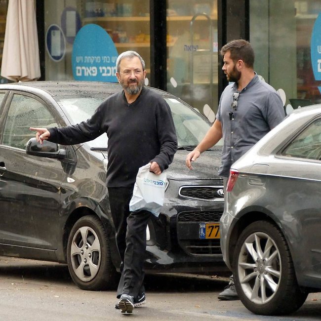 שמאל, שמאל, שמאל, ימין, שמאל. אהוד ברק (צילום: אמיר מאירי) שמאל, שמאל, שמאל, ימין, שמאל. אהוד ברק (צילום: אמיר מאירי)