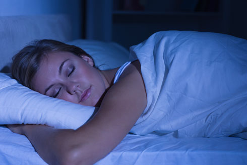 חשוב למרוח את הקרם לפחות חצי שעה לפני שנכנסים למיטה (צילום: Shutterstock)