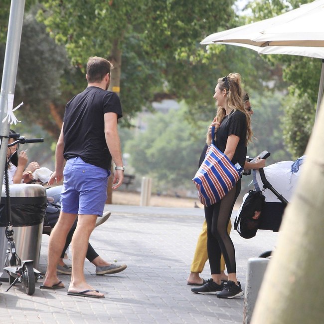 מחייכת לעוברים והשבים (צילום: מוטי לבטון) מחייכת לעוברים והשבים (צילום: מוטי לבטון)