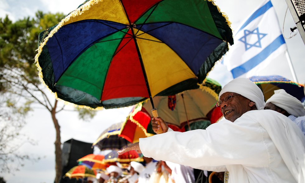 חברי הקהילה האתיופית חוגגים את חג הסיגד (צילום: רויטרס)