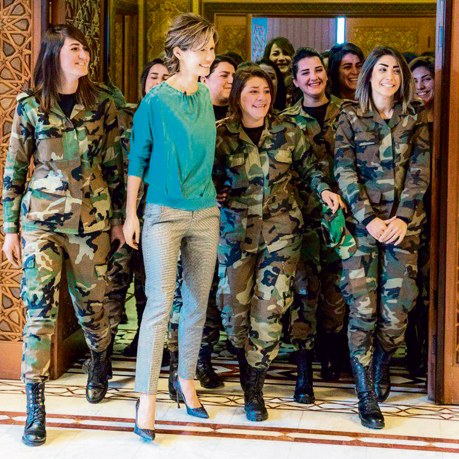 מארס 2018 . אסמא עם חיילות בצבא סוריה שביקרו בארמון בדמשק לרגל יום האם