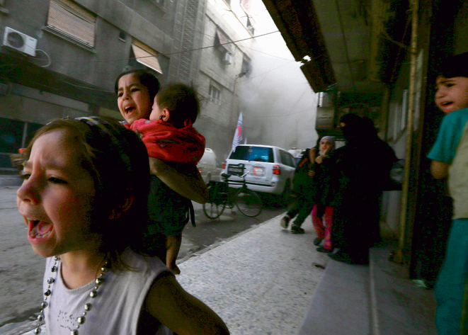 מאי 2015 . ילדים מבועתים ברחוב שהופצץ על ידי משטר אסד ברובע דומא בדמשק