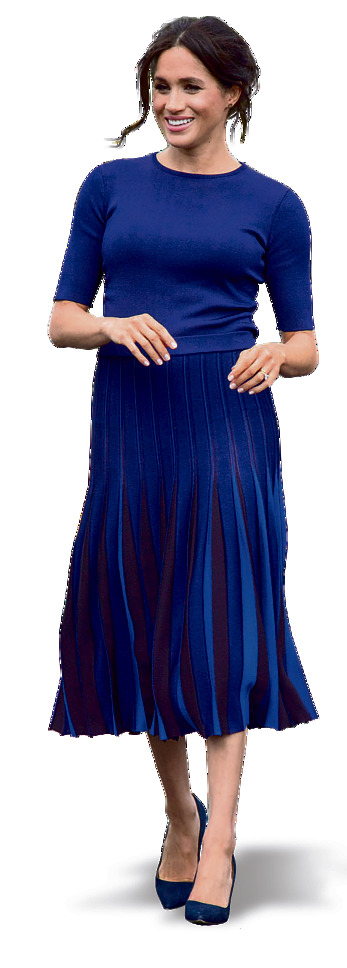 מחתרת הקטיפה: בחצאית קפלים וחולצה בכחול עמוק, של ג'יבנשי ועקבים של מנולו בלניק