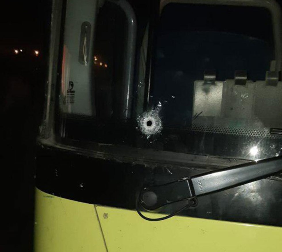 זירת הארוע פיגוע ירי לעבר אוטובוס  (צילום:  נתנאל קאופמן, TPS)