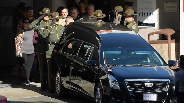 מסע הלוויה של סגן השריף (צילום: AP)