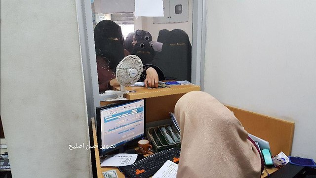 Hamas civil servants receive salaries