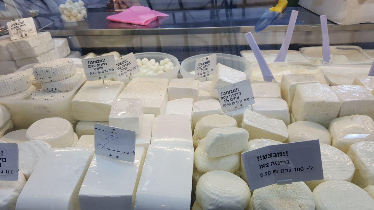 Рассольные сыры Израиля из всех видов молока. В центре - знаменитый цфатский сыр, производимый в городе каббалистов Цфате