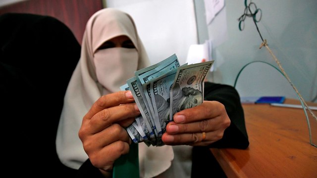 Gazan receiving Qatari funds (Photo: AFP)