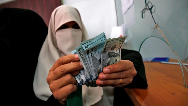 Handing out Qatari money in Gaza (Photo: AFP)