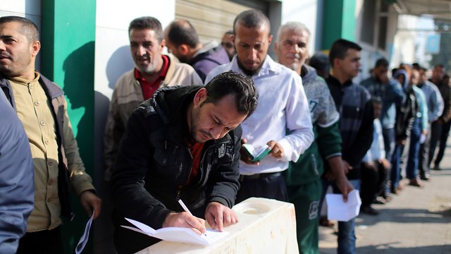 Gaza civl servants receive salaries from Qatari aid money in the Gaza Strip (Photo: Reuters)