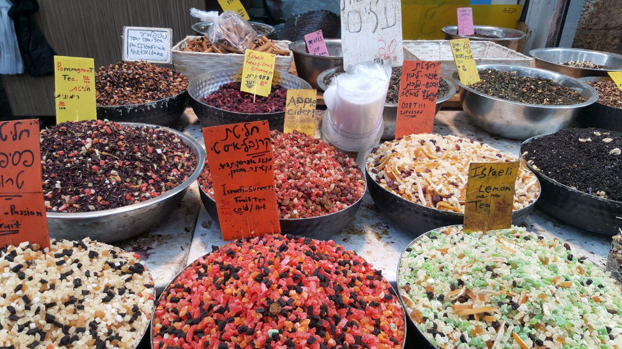 Сухофрукты и цукаты в Израиле делают практически изо всего. На заметку туристам: стоит попробовать сушеные экзотические фрукты, например ананасы