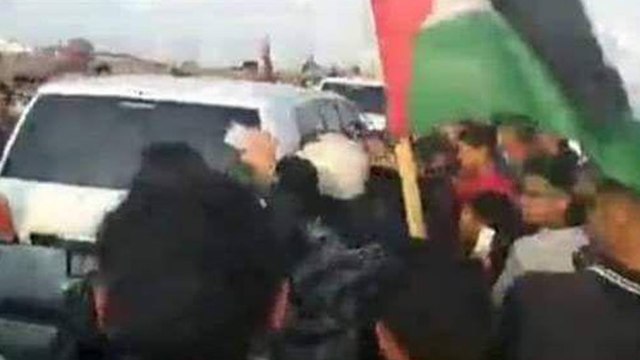 השגריר הקטארי מוחמד אלעמאדי ומנהיג חמאס בעזה יחיא סינוואר בהפגנות