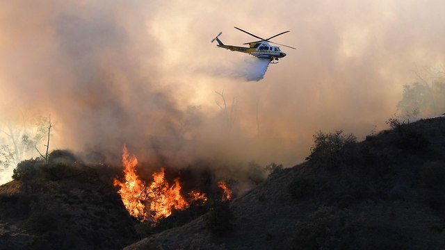 Борьба с огнем. Фото: AFP