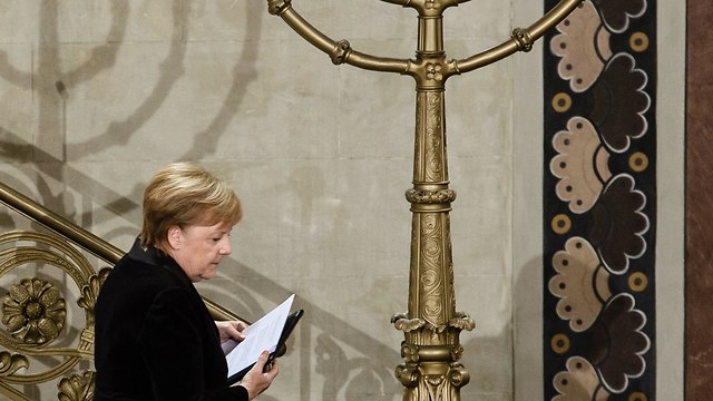 Merkel at a Berlin synagogue (Photo: EPA)