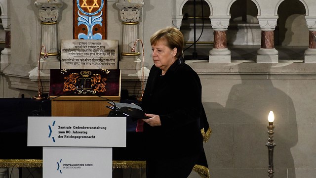 Merkel at a Berlin synagogue (Photo: EPA)