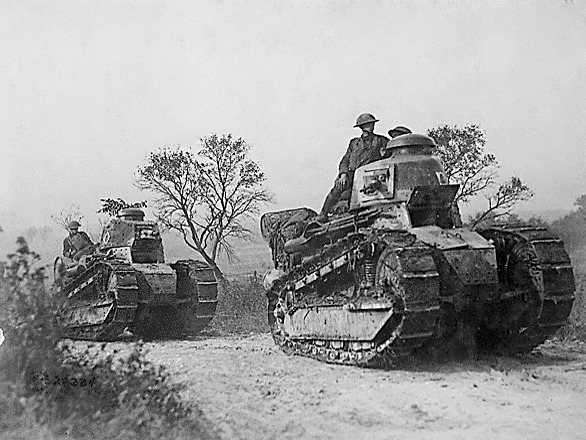 חיילים אמריקנים על טנקים צרפתים (צילום: מתוך ויקיפדיה)