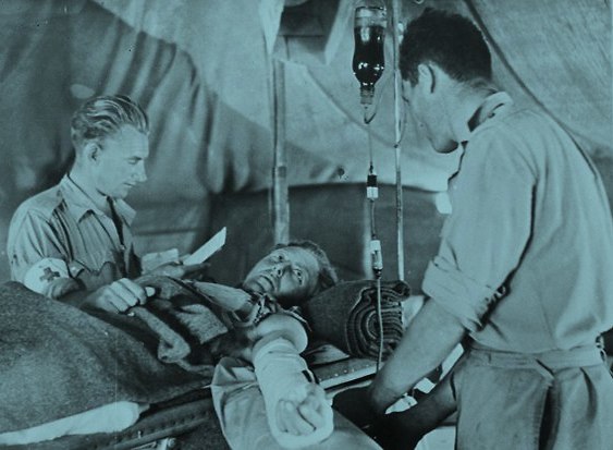 בנק הדם הראשון בהיסטוריה. חייל פצוע מקבל עירוי דם בבית חולים צבאי  (צילום: מתוך ויקיפדיה)