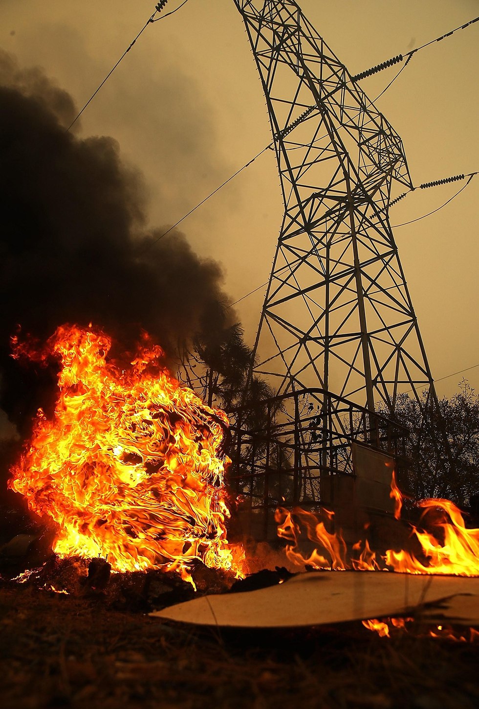 שריפת ענק בפרדייס בצפון קליפורניה (צילום: AFP)
