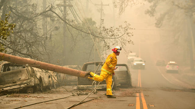 כבאים בפרדייס, העיירה שניזוקה בשריפת הענק בצפון קליפורניה (צילום: AFP)