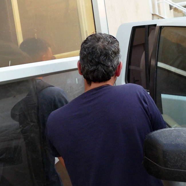 לאן אתה בורח? עזר (צילום: אמיר מאירי) לאן אתה בורח? עזר (צילום: אמיר מאירי)
