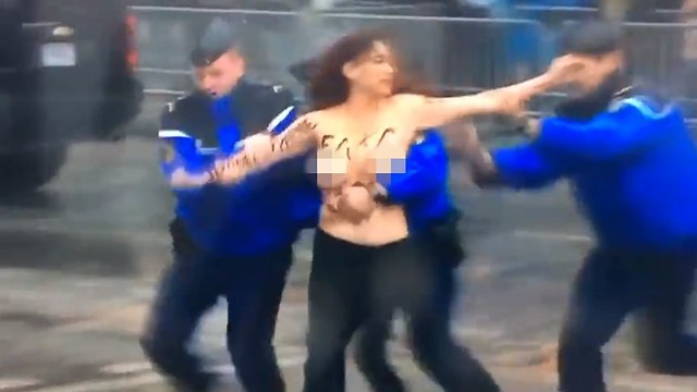 פעילה פמיניסטית FEMEN התפרצה ליד שיירה דונלד טראמפ טקס פריז מלחמת העולם הראשונה ()