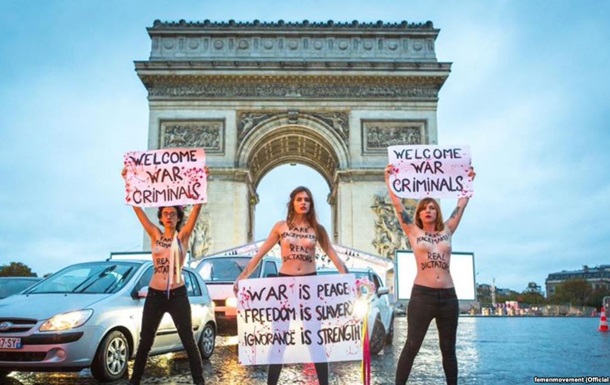 Активистки Femen в Париже. Фото: сайт Femen