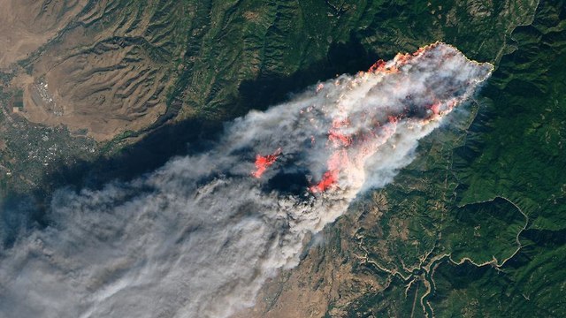 השריפות בקליפורניה מצילום לווין (צילום: נאס