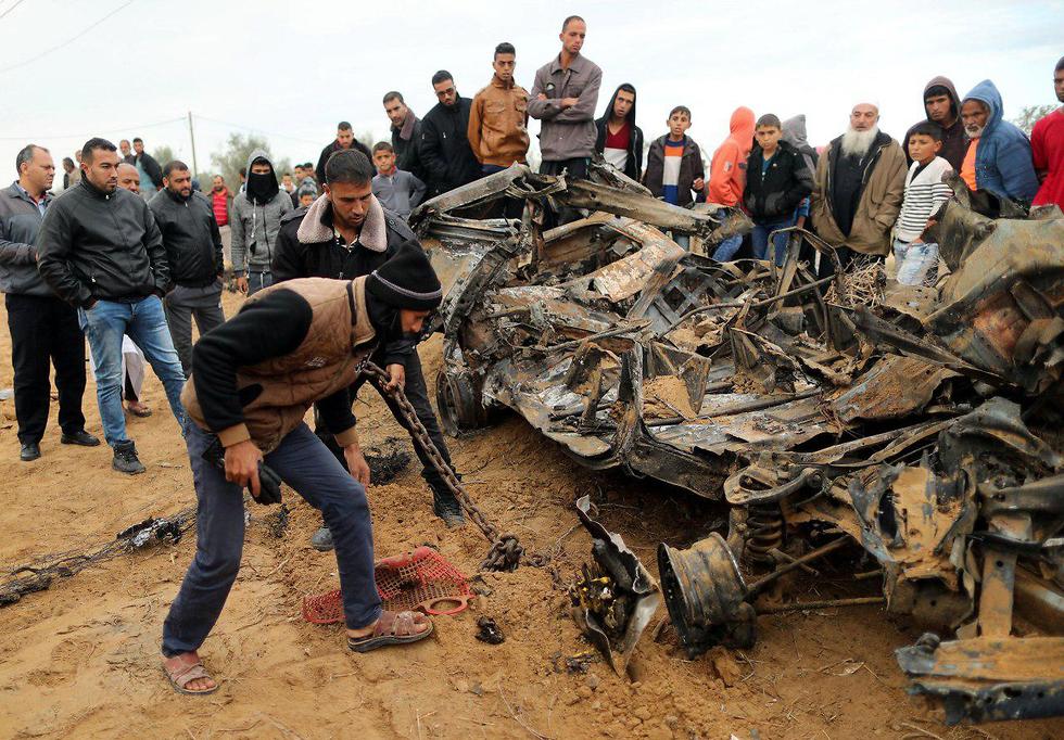 שרידי הרכב שבו בוצעה הפעילות והופצץ בידי כלי טייס אחרי יציאת הכוח ממנו (צילום: רויטרס)