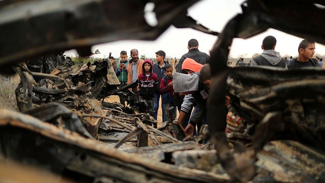 שרידי הרכב שבו בוצעה הפעילות והופצץ בידי כלי טייס אחרי יציאת הכוח ממנו (צילום: רויטרס)