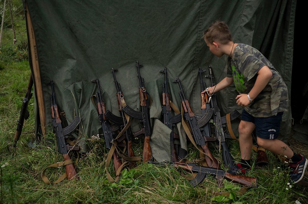 מחנה קיץ ל ילדים של המפלגה הלאומנית סבובודה ב אוקראינה  (צילום: AP)