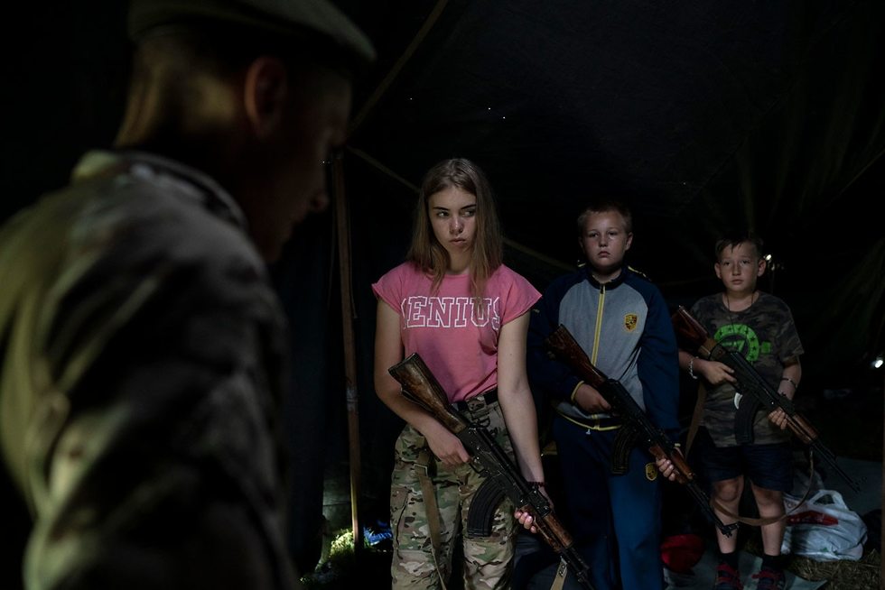 מחנה קיץ ל ילדים של המפלגה הלאומנית סבובודה ב אוקראינה  (צילום: AP)
