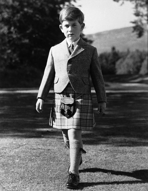 רגיל לעמוד מול המצלמות מגיל צעיר. הנסיך צ'ארלס בגיל שבע (צילום: AP)