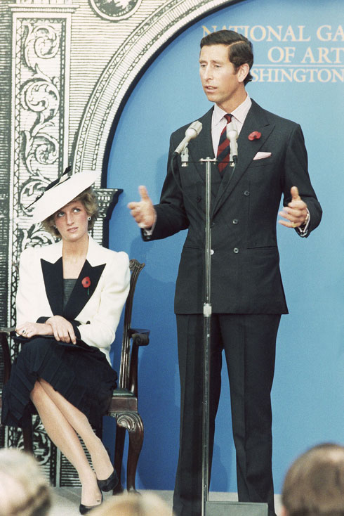 האם בתוך החליפה מסתתר מסר סמוי מאלכסנדר מקווין? הנסיך צ'ארלס, 1985, עם הנסיכה דיאנה (צילום: AP)