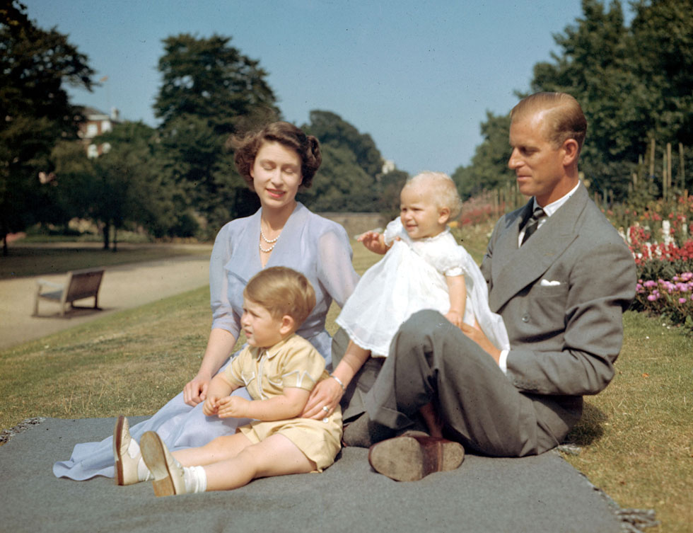 המלכה אליזבת והנסיך פיליפ עם ילדיהם, הנסיך צ'ארלס והנסיכה אן. 1951 (צילום: AP)