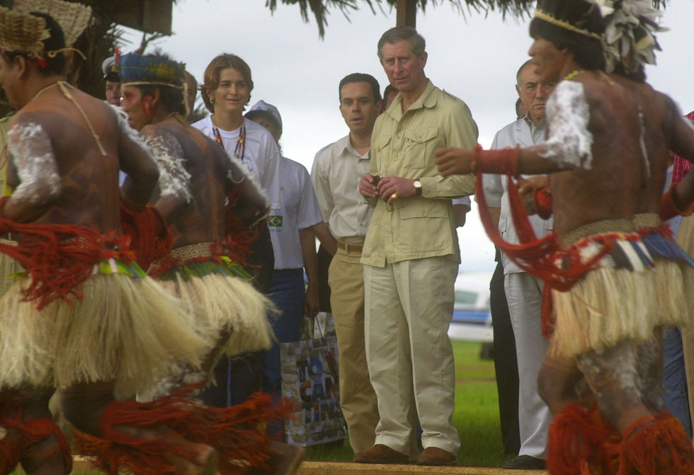 רואה את עצמו כשגריר של האופנה הבריטית. בביקור בברזיל, 2002 (צילום: AP)