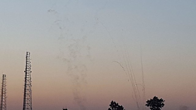 ירי רקטות מ עזה לישראל ()