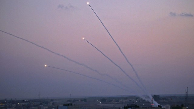 ירי רקטות מ עזה אל עבר ישראל (צילום: AFP)