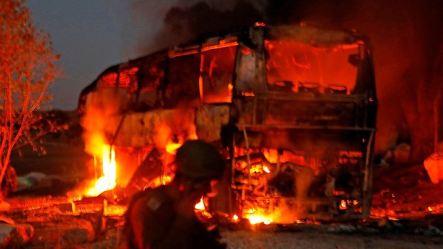 אוטובוס נפגע ירי מ עזה (צילום: AFP)