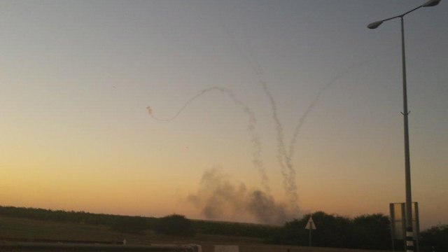 תיעוד ירי רקטות לעבר עוטף עזה מ רצועת עזה (צילום: זאב טרכטמן )