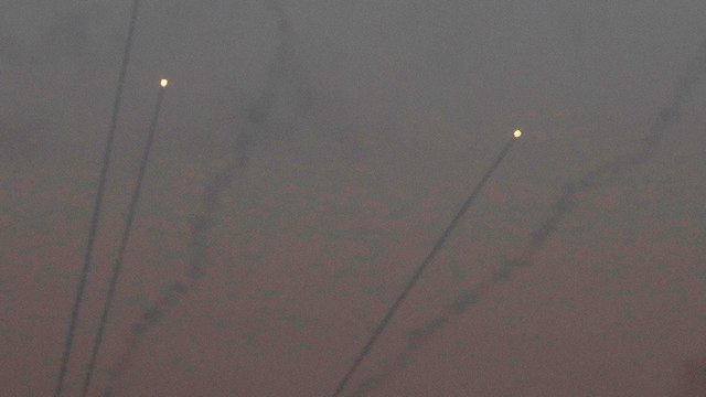 ירי רקטות מ עזה אל עבר ישראל (צילום: AFP)