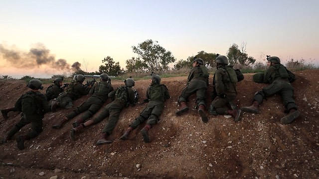 Солдаты ЦАХАЛа занимают позиции на границе. Фото: АР
