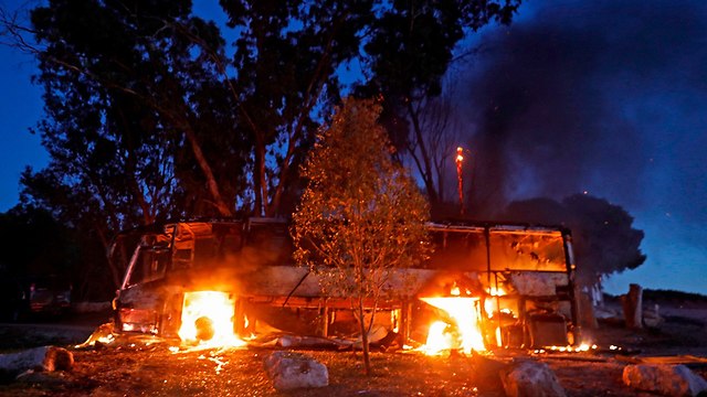 אוטובוס נפגע ירי מ עזה (צילום: AFP)