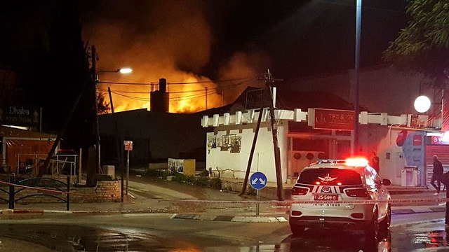 Пожар в Сдероте вследствие попадания ракеты в здание