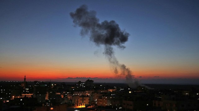 עשן בעזה בעקבות הפצצות של חיל האוויר (צילום: AFP)