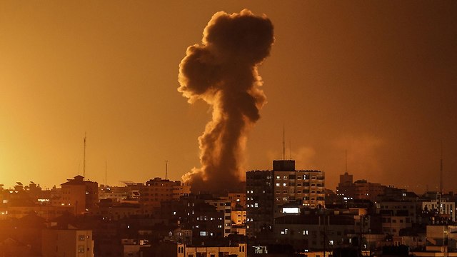עשן בעזה בעקבות הפצצות של חיל האוויר (צילום: AFP)