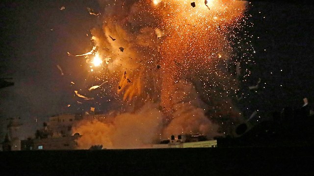 עשן בעזה בעקבות הפצצות של חיל האוויר (צילום: AP)