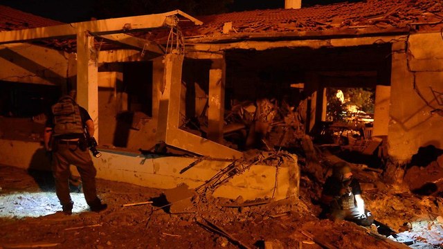 בית באשקלון שנפגע מרקטה (צילום: אבי רוקח)
